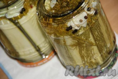 Готовые баночки с кабачками аккуратно достать из кастрюли и закрутить крышками, затем перевернуть, поставив на крышку, укутать хорошо в одеяло, оставить до полного остывания.