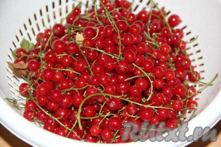 Собранную красную смородину, небольшими порциями, поместить в дуршлаг и промыть в проточной воде. Оставить ягоды на 30 минут, чтобы вода хорошо стекла.