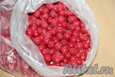 Вот так просто можно заморозить красную смородину на зиму. При таком правильном способе заморозки ягоды получаются не слипшимися, они отлично держат форму. Такие ягодки можно использовать для приготовления выпечки, различных десертов и напитков. 