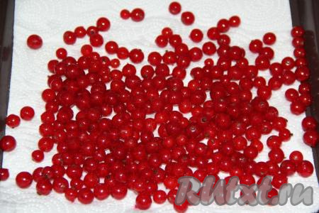 На поднос (или плоский поддон) выстелить бумажное&nbsp;полотенце. Очистить промытые ягоды от веточек и выложить на бумажное полотенце.