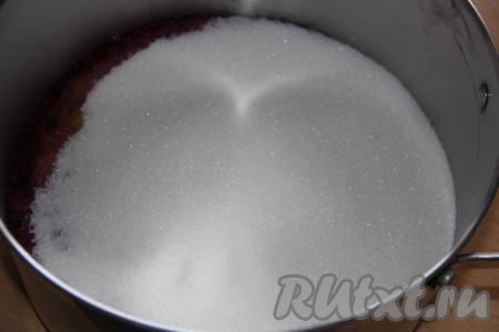 Всыпать сахар и хорошо перемешать.