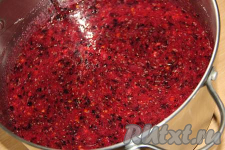 Оставить кастрюлю с ягодами и сахаром на столе на 1 час.&nbsp;