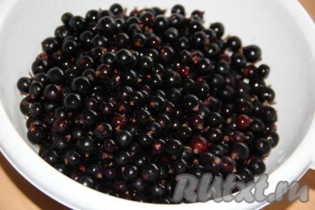 Промыть чёрную смородину водой, выложить в дуршлаг (или на полотенце) и дать обсохнуть ягодам в течение 10-15 минут.