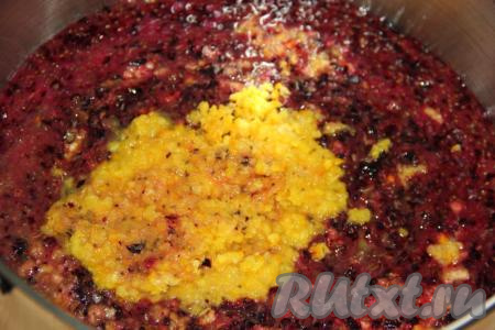 Пропустить апельсины и лимон через мясорубку и соединить со смородиной в кастрюле.