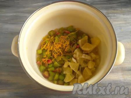 В эмалированную кастрюлю для варки варенья выложить ревень вместе с выделившимся соком, лимон и цедру.