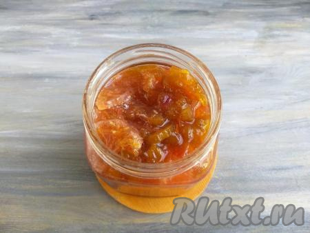 Банку простерилизовать, крышку прокипятить в течение 3-5 минут в кипящей воде. Горячее варенье выложить в подготовленную банку, закрыть герметично крышкой.