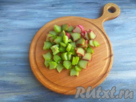 Нарезать каждый стебель на кусочки толщиной 3-4 мм.