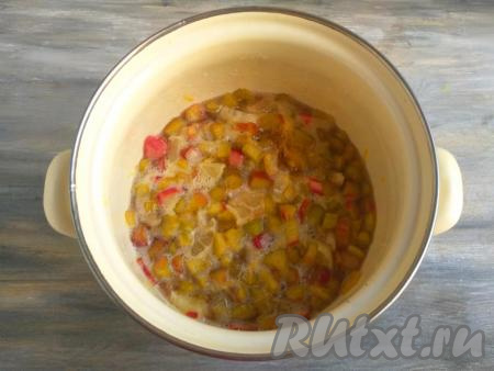 Массу довести до кипения на минимальном огне, снять с огня и оставить на 8 часов.