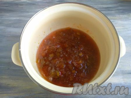 Поставить варенье на огонь, дать закипеть на небольшом огне и варить, снимая пену и перемешивая, в течение 3 минут, затем снять с огня и дать полностью остыть. Остывшее варенье снова поставить на небольшой огонь, после закипания варить 3 минуты, снимая пену, затем дать варенью из ревеня с лимоном ещё раз полностью остыть. Полностью остывшее варенье ещё раз отправить на огонь, снимая пену и помешивая, проварить 4 минуты с момента закипания и снять с огня.