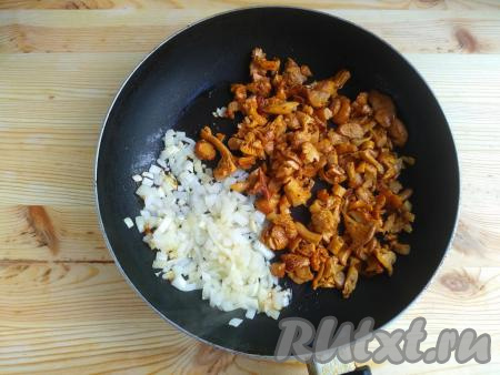 Сковороду раскалить, добавить растительное масло. Обжарить лук с лисичками на среднем огне до полного выпаривания жидкости (в течение 10-15 минут) и лёгкого зарумянивания лука.