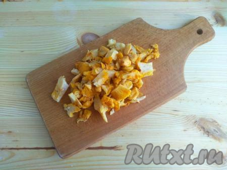 Вначале займёмся приготовлением начинки для пирожков. Лисички замочить на 5 минут в воде, промыть в проточной воде, затем обсушить и нарезать на небольшие кусочки.