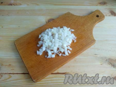 Лук очистить от шелухи, измельчить.