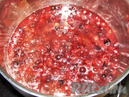 Варим крыжовник 5 минут на среднем огне, помешивая, затем снимаем с огня и даём немного остыть.