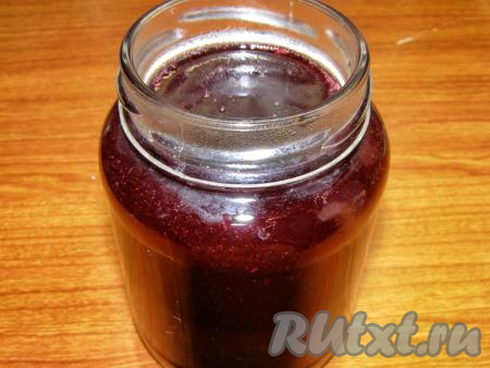 Горячий джем разливаем по простерилизованным баночкам и закручиваем прокипячёнными крышками. Переворачиваем банки с джемом из крыжовника вверх дном и оставляем остывать.