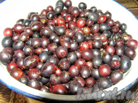 Крыжовник перебираем, удаляем сильно мятые и повреждённые ягоды. Отрезаем с ягодок хвостики и веточки, хорошо моем в тёплой воде.