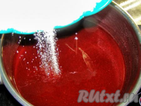 В получившуюся перетёртую мякоть без косточек добавляем сахар и ставим на маленький огонь.