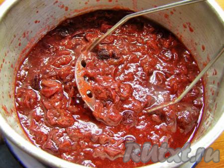 Перекладываем отваренные ягоды в мелкое сито и перетираем толкушкой. Если у вас нет мелкого сита, можно использовать дуршлаг и марлю. Важно, чтобы протёртая масса получилась без косточек.