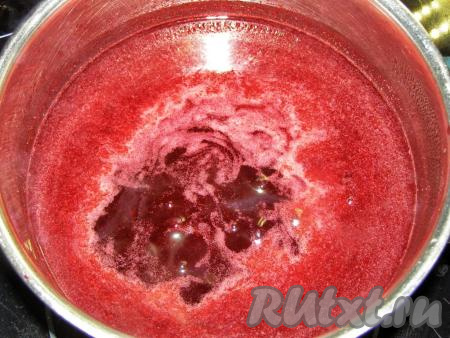 Варим на медленном огне 15-20 минут с момента закипания, аккуратно помешивая и снимая пену. В самом конце варки вливаем лимонный сок, даём закипеть.