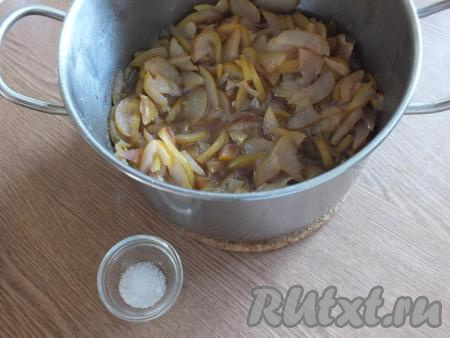 По истечении времени добавьте лимонную кислоту. Аккуратно перемешайте варенье из груш и поставьте на минимальный огонь. С момента закипания варите 30 минут, снимая пену и очень аккуратно перемешивая дольки груш.&nbsp;