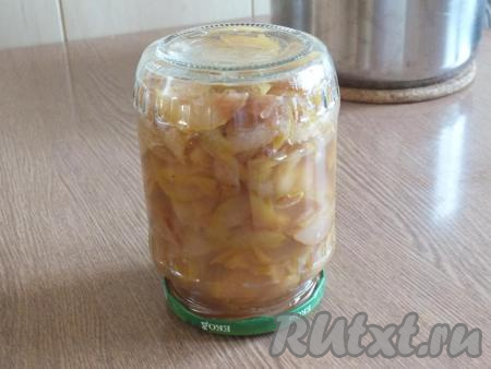 Через указанное время горячее варенье сразу же разлейте в сухие простерилизованные банки. Банки с вареньем из грушевых долек закройте прокипячёнными крышками, переверните и оставьте до полного охлаждения, а затем уберите на хранение в прохладное место.