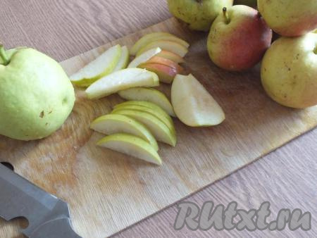 Для начала подготовьте груши. Их необходимо хорошо вымыть. Удалите семенную коробочку и нарежьте на дольки. Толщину долек выбирайте на своё усмотрение.&nbsp;