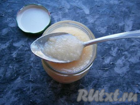 Грушевое пюре хорошо перемешать, довести до кипения на минимальном огне и, постоянно помешивая, проварить ещё 3-4 минуты. Выложить горячее грушевое пюре в простерилизованную, сухую баночку, закрутить прокипячённой крышкой.