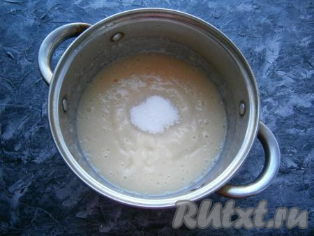 Всыпать сахар и добавить лимонную кислоту.