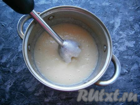 Далее сваренные груши пюрировать погружным блендером.