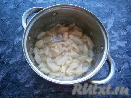 Кастрюлю с грушами и водой поставить на медленный огонь и варить 30 минут под прикрытой крышкой.