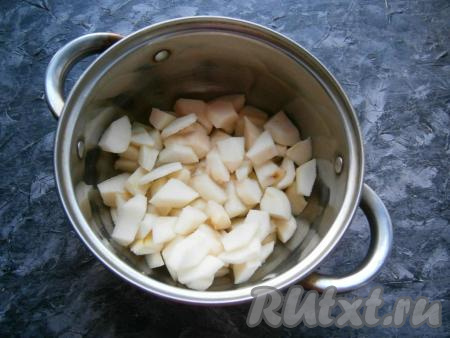 Удалить кожицу с груш, все повреждения и семена. Нарезать груши в кастрюлю кубиками (или дольками), влить воду.