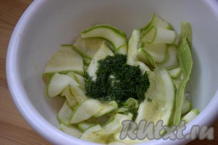 Когда нарезанные кабачки просолятся в течение 30 минут, аккуратно отжать лишнюю жидкость и вылить (она нам не понадобится). Кабачки, отжатые от лишней жидкости, залить подготовленным маринадом.