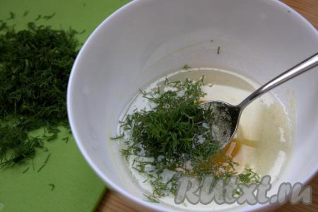 Сюда же добавить мелко нарезанный укроп, очищенный и пропущенный через пресс чеснок (я заменила свежий чеснок на гранулированный), тщательно перемешать получившийся маринад для кабачков.