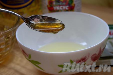 Пока просаливаются кабачки, приготовить маринад, для этого в миске соединить растительное масло,&nbsp;жидкий мёд и уксус, перемешать, чтобы масса стала однородной.