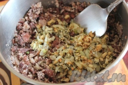 Готовую фасоль раздавите, не в пюре, а просто на мелкие кусочки, добавьте лук со специями.