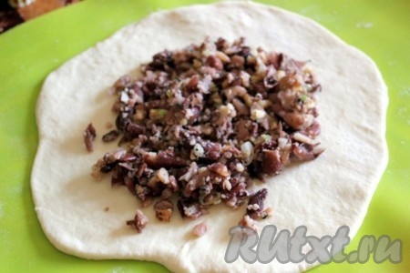 Отделите от теста 14 кусочков.

Раскатайте тесто в лепешку и уложите начинку.