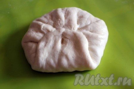 Защипните края лепешки к центру.