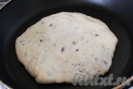 Обжарьте лобиани на сухой горячей сковороде с двух сторон по 2-3 минуты. 