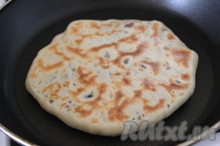 Обжарьте лобиани на сухой горячей сковороде с двух сторон по 2-3 минуты. 