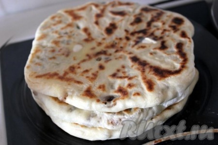 Сначала они будут жесткими, а потом приятными - мягкими, для этого смазывайте лобиани сливочным маслом и складывайте друг на друга. 