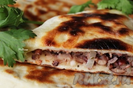 Лобиани, приготовленные по этому рецепту, получаются полезными, вкусными и сытными.