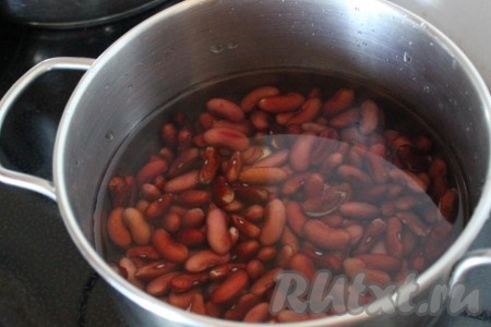 С фасоли слейте воду, залейте чистой холодной водой примерно на 4-5 см выше уровня фасоли, посолите, чтобы лучше разварилась и варите от 45 минут до 1 часа.