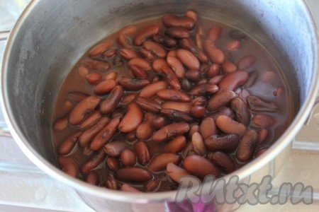 С фасоли слейте воду, залейте чистой холодной водой примерно на 4-5 см выше уровня фасоли, посолите, чтобы лучше разварилась и варите от 45 минут до 1 часа.