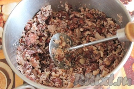 Готовую фасоль раздавите, не в пюре, а просто на мелкие кусочки, добавьте лук со специями.