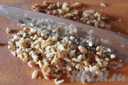 Измельчите чеснок и грецкие орехи.