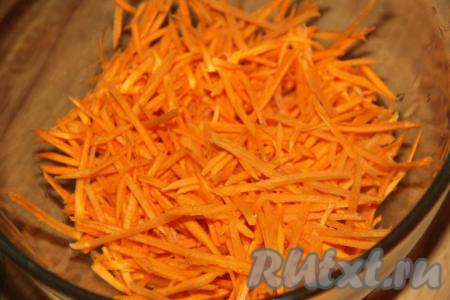Морковь почистить и натереть на тёрке для моркови по-корейски (если такой тёрки нет, тогда натрите на крупной тёрке).