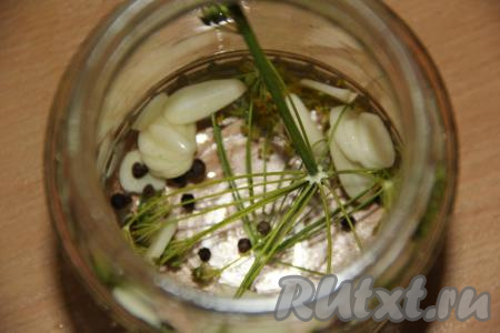 Баночки предварительно простерилизовать любым способом, а крышки прокипятить в течение 5 минут с начала закипания воды. В каждую банку выложить 1 зонтик укропа, 2 нарезанных на лепестки зубчика чеснока, 5-7 горошин перца, 1 лавровый лист.