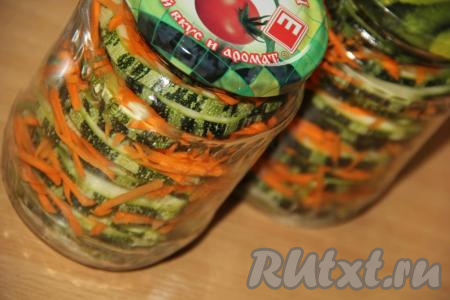Выложить в банку, чередуя, кружочки кабачка и натёртую морковь, заполняя каждую баночку до самого верха.