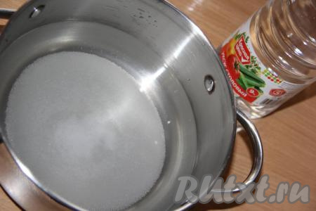 В кастрюлю влить воду, добавить соль и сахар, влить уксус.