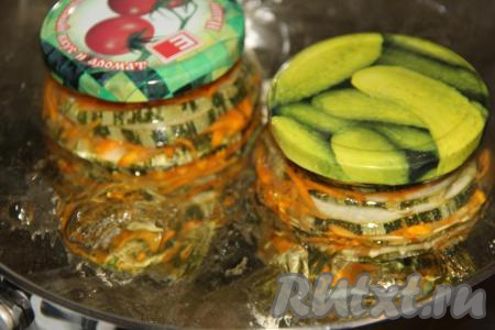 Кастрюлю поставить на средний огонь и стерилизовать баночки с овощами с момента закипания 15 минут.