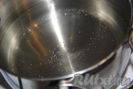 Поставить кастрюлю на огонь и дать маринаду закипеть (если сахар и соль полностью не растворились, подержите маринад на огне буквально 1 минуту, чтобы они растворились).